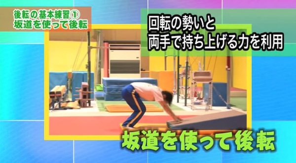 両手で持ち上げる力を利用