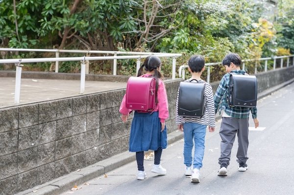 子どもの居場所を見守るには、どんな方法がある？費用は？