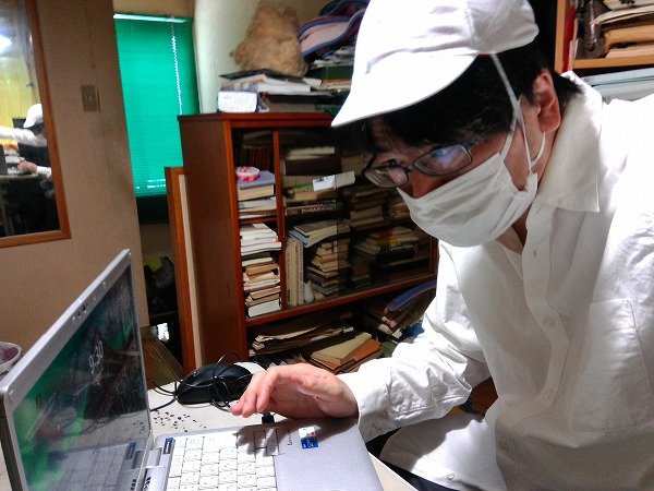 仕事中も赤白帽